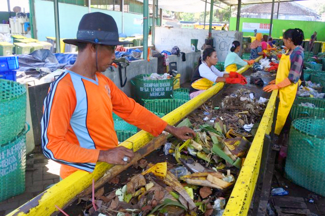 proses pencacahan bahan kompos 